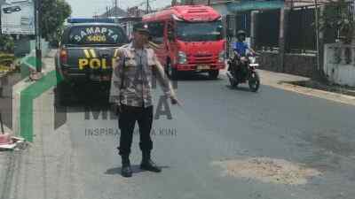 Kecelakaan di Sidodadi Garum, Pemotor Lawan Truk, Pengemudi Motor Dilarikan ke Rumah Sakit