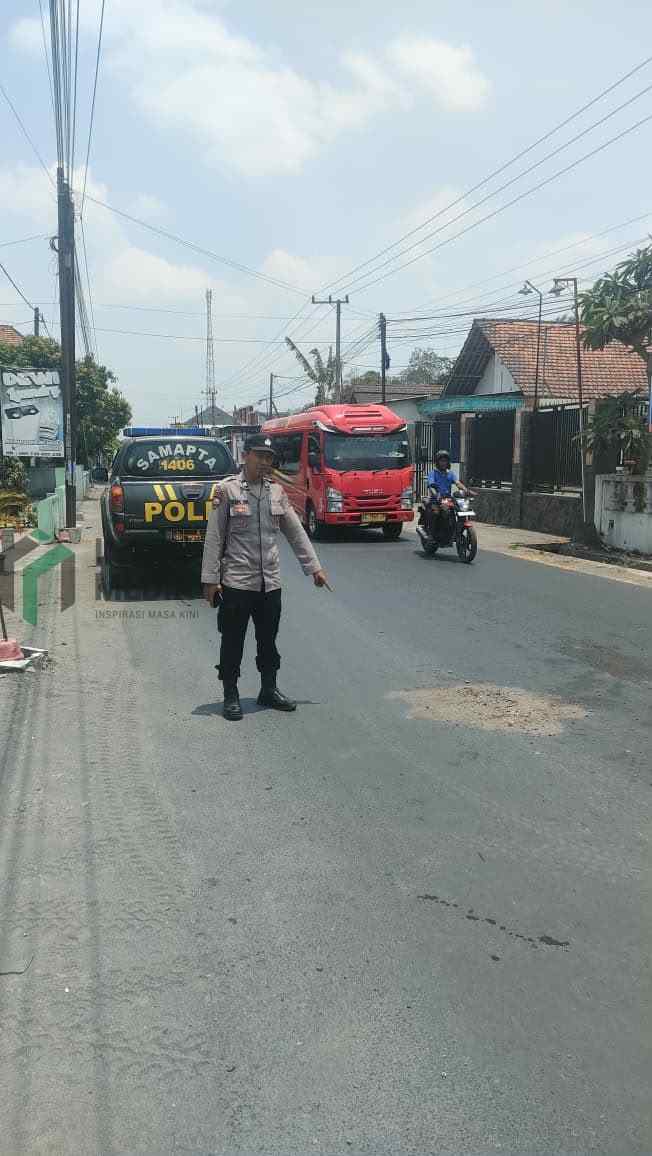 Kecelakaan di Sidodadi Garum, Pemotor Lawan Truk, Pengemudi Motor Dilarikan ke Rumah Sakit Polisi Menunjukkan Lokasi Kecelakaan di Desa Sidodadi Kecamatan Garum Kabupaten Blitar
