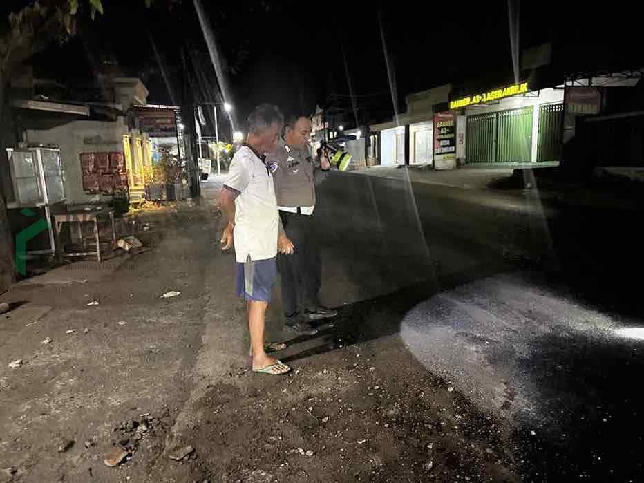 Polisi Menunjukkan Lokasi Kecelakaan di Jalan Raya Desa Gaprang Kecamatan Kanigoro Kabupaten Blitar Mengakibatkan Satu Anak 14 Tahun Meninggal Dunia