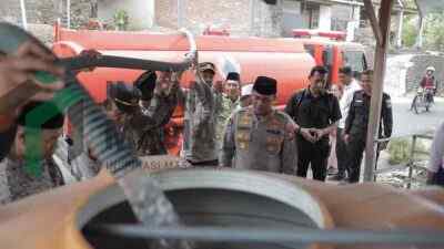 Sejumlah Wilayah Blitar Selatan Kekeringan, Polres Blitar dan BPBD Salurkan Air Bersih untuk Warga Terdampak