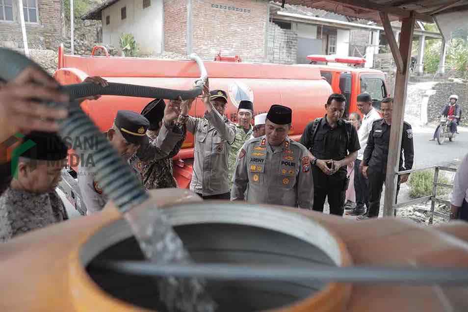 Sejumlah Wilayah Blitar Selatan Kekeringan, Polres Blitar dan BPBD Salurkan Air Bersih untuk Warga Terdampak Polres Blitar dan BPBD Kabupaten Blitar Dropping Air untuk Warga Blitar Selatan yang Terdampak Kekeringan