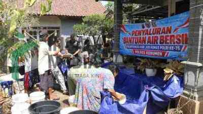 Polres Kebumen Salurkan Air Bersih ke Warga Desa Kalisono Kecamatan Karangsambung Kabupaten Kebumen.