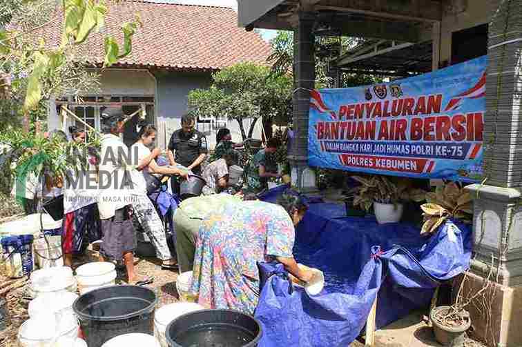 Hari Jadi Humas Polri ke-75, Polres Kebumen Salurkan 11 Ribu Liter Air Bersih untuk Warga Kalisono Polres Kebumen Salurkan Air Bersih ke Warga Desa Kalisono Kecamatan Karangsambung Kabupaten Kebumen.
