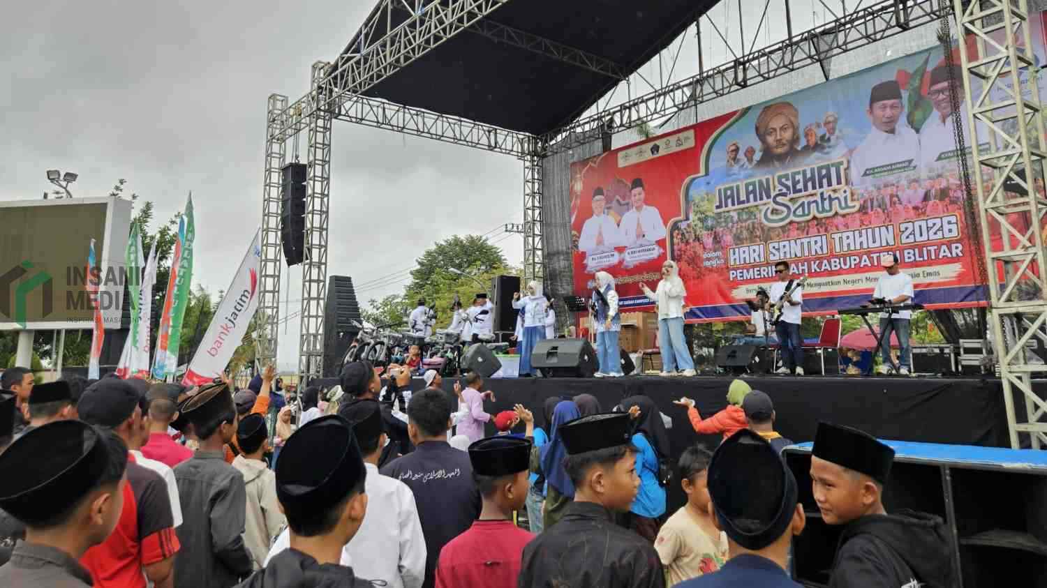 Hujan Tak Surutkan Semangat Ribuan Santri Ikuti Jalan Sehat di Blitar Santri