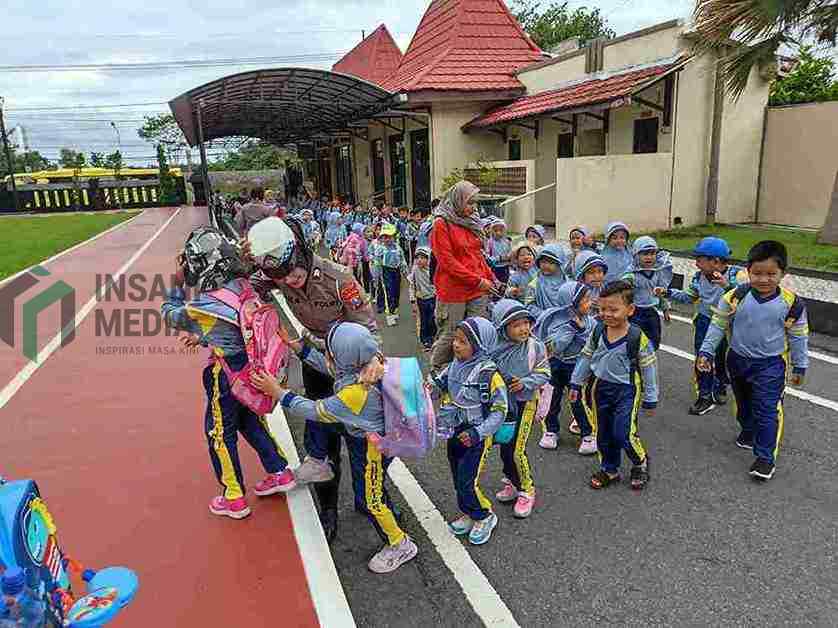 Satlantas Polres Blitar Kenalkan Tertib Berlalu Lintas pada Anak-anak Sejak Dini Satlantas Polres Blitar Kenalkan Keselamatan Lalu Lintas pada Anak anak
