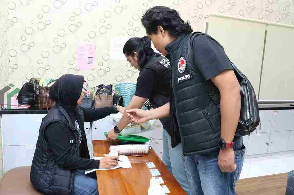 Satresnarkoba Polres Kebumen Gelar Tes Urine pada 43 Pengunjung Kafe Karaoke di Kebumen, Ini Hasilnya Satreskoba Polres Kebumen Gelar Tes Urine bagi Pengunjung Kafe Karaoke