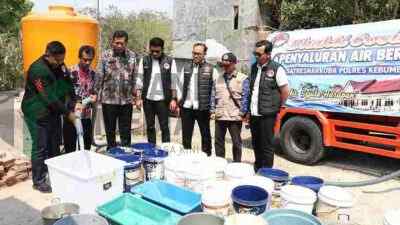 Satresnarkoba Polres Kebumen Salurkan 1.000 Liter Air Bersih ke Pakuran, Bantu Warga Kekeringan Dampak Kemarau Panjang