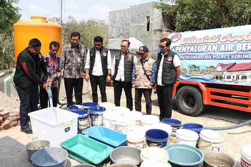 Satresnarkoba Polres Kebumen Salurkan 1.000 Liter Air Bersih ke Pakuran, Bantu Warga Kekeringan Dampak Kemarau Panjang Satreskoba Polres Kebumen Salurkan Air Bersih untuk Warga Desa Pakuran Kecamatan Pejagoan