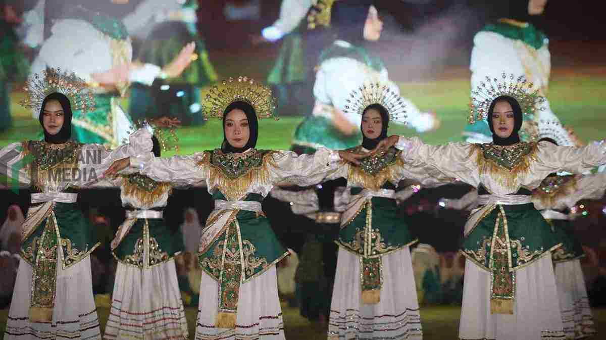 Sebanyak 200 Penari Meriahkan Hari Santri Blitar Lewat Tari Kolosal Suluh Peradaban Sebanyak 200 Penari Memeriahkan Hari Santri Nasional HKN Suluh Peradaban Tanah Perjuangan di Alun Alun Kanigoro Kabu