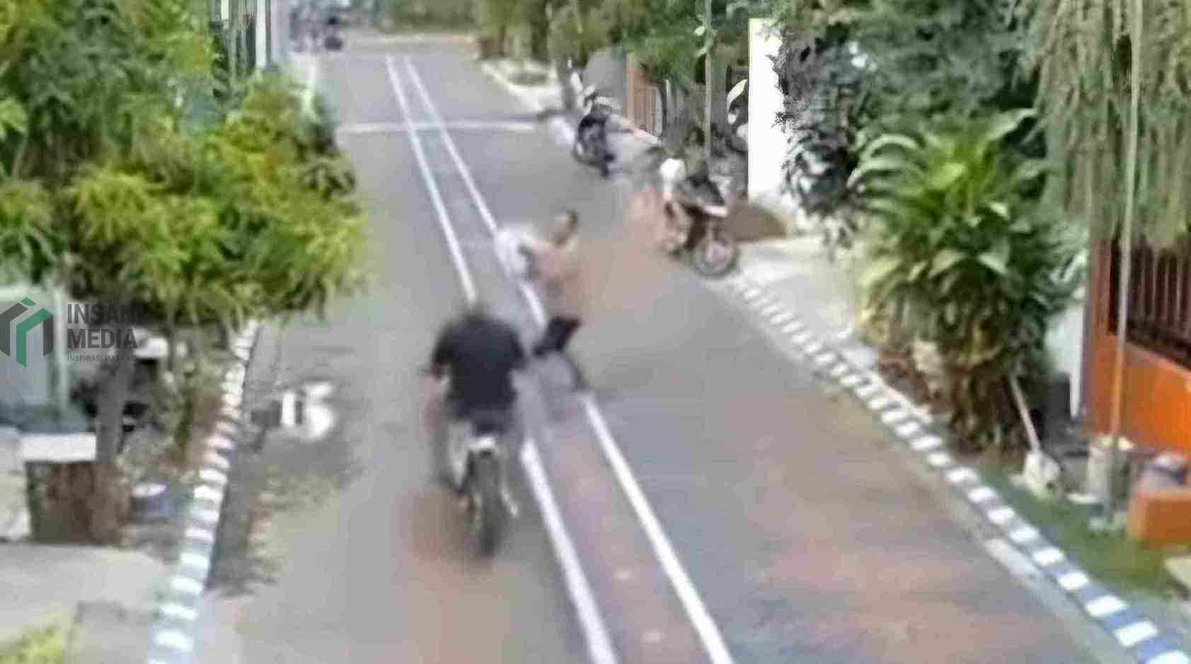 Viral, Maling HP Kabur Dikejar Korban Terekam CCTV, Tertangkap Usai Tabrak Warga Tangkapan Layar Warga Berusaha Menangkap Maling HP di Sidoarjo yang Kabur dengan Motor