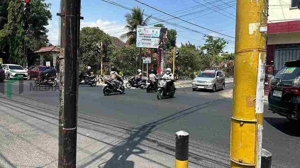 Traffic light di Jalan Kalimantan Kota Blitar Menyala Hijau Bersamaan dari Timur dan Barat Jalan Raya di Kota Blitar