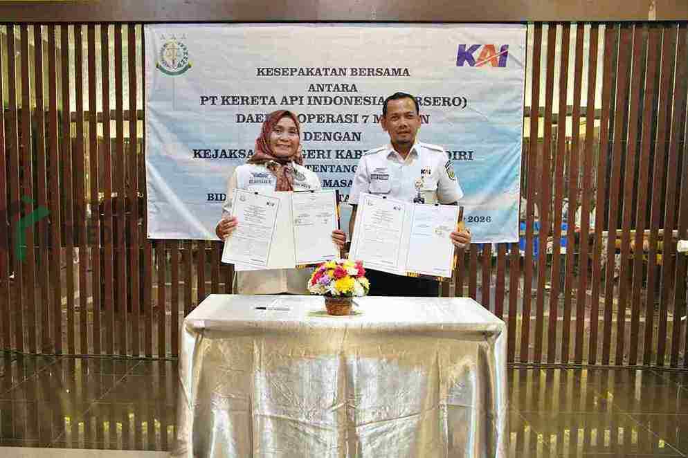 Vice President VP AI Daop 7 Madiun Ali Afandi K dan Kejari Kediri Dr. Ismaya Hera Wardanie S.H. M.Hum . Kerjasama Pengamanan Aset Negara