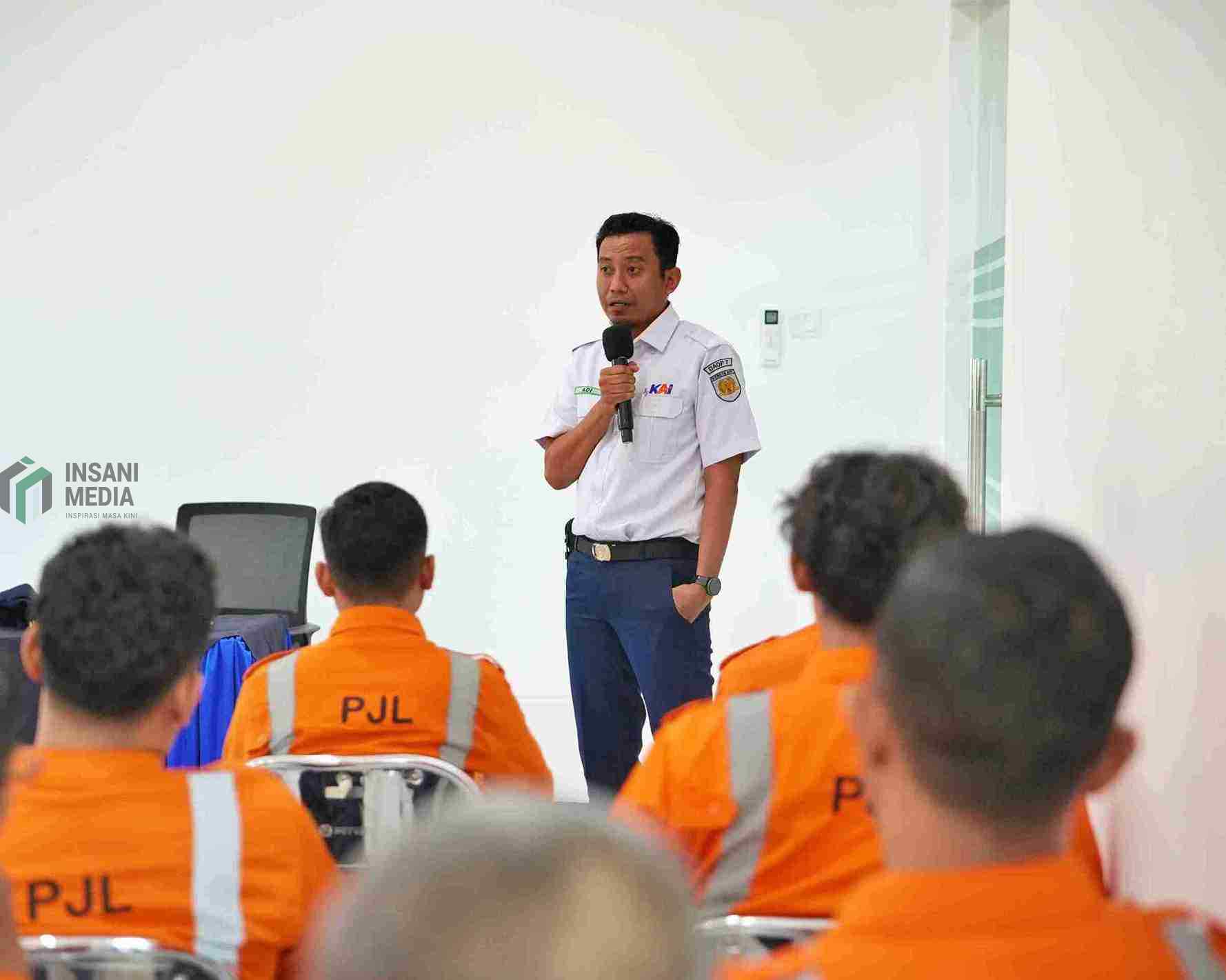 KAI Daop 7 Perketat Disiplin Petugas Jaga Perlintasan Vice President VP Daop 7 Madiun Ali Afandi Bersama Petugas PJL