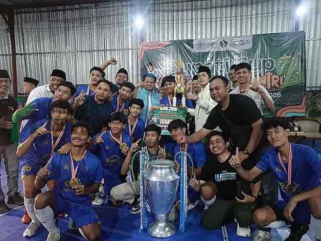 Futsal Liga Santri Blitar 2026 Kelar, Wabup Blitar Beky Herdihansah Ajak Santri Banyak Raih Prestasi Wakil Bupati Blitar Beky Herdihansah Sekaligus Ketua KONI Kabupaten Blitar Bersama Juara Futsal Liga Santri Blitar 2026 dari Ponpes Al Munawwir Modangan