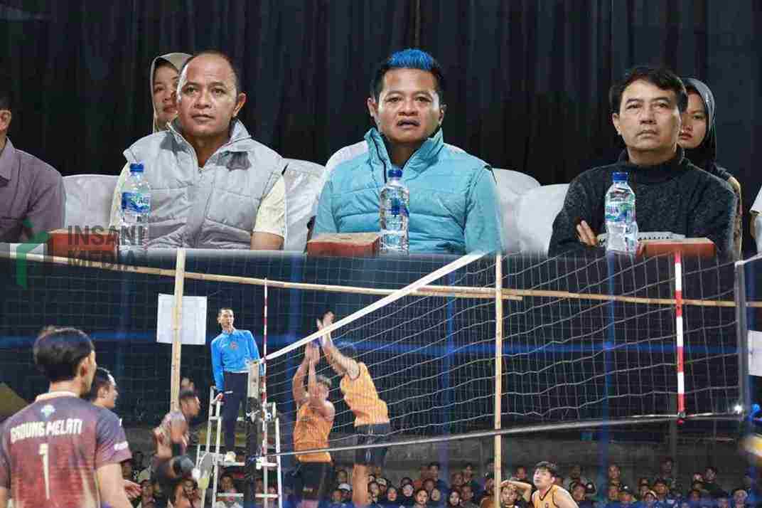 Wakil Bupati Blitar H Beky Herdihansah saat Melihat Turnamen Bola Voli Jambul Biru Jos Jis Championship