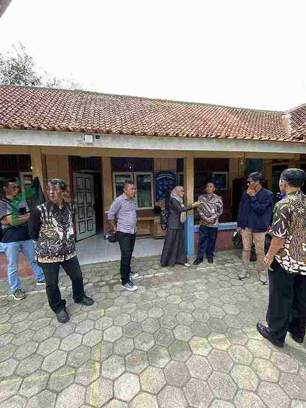 Atap SDN Banyuurip Tuntas, DPRD Purworejo Terus Pantau Progres Revitalisasi Wakil Ketua DPRD Kabupaten Purworejo Estri Utami Setyowati Pantau Revitalisasi SD Banyuurip 1