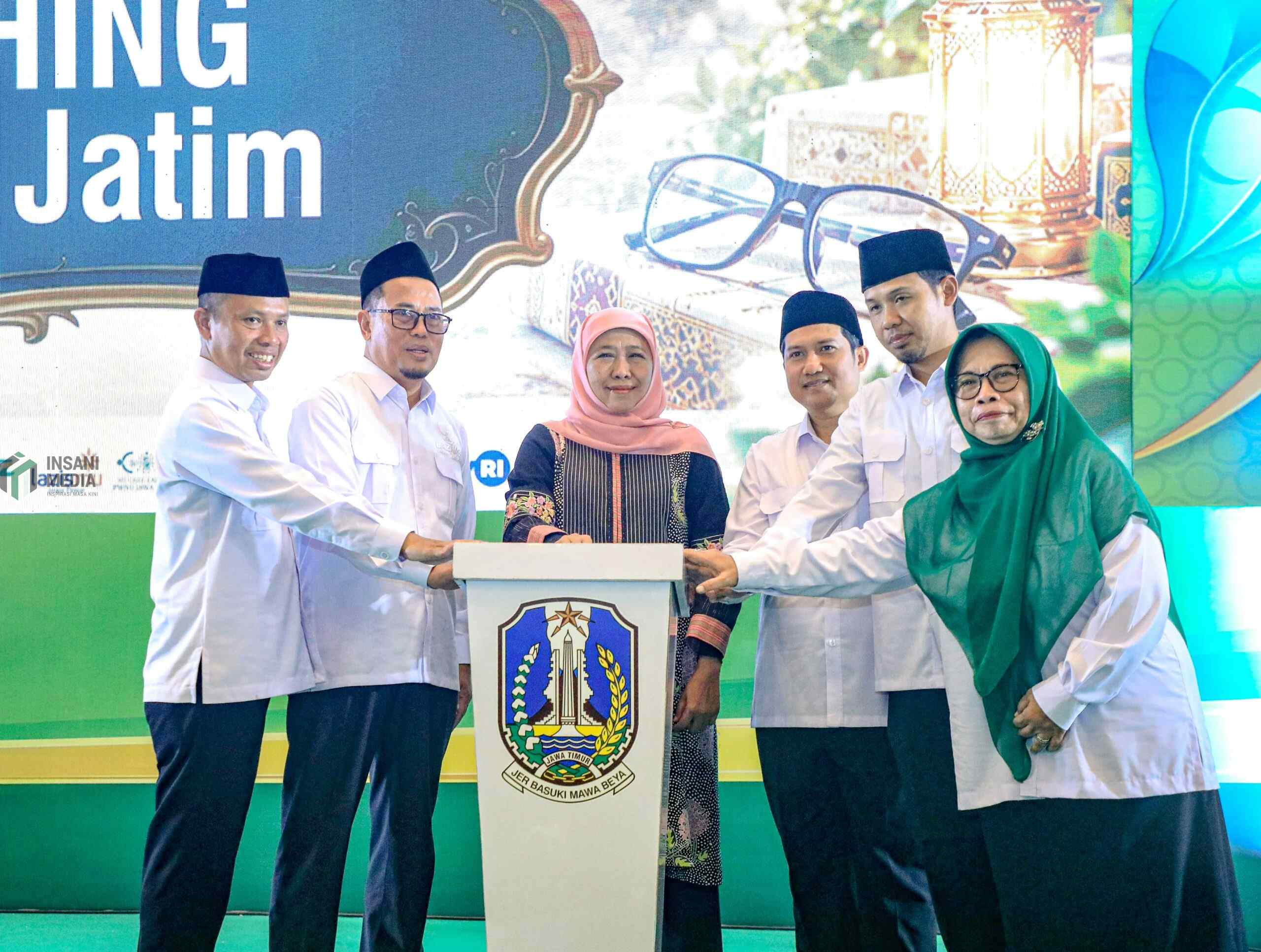 Gubernur Khofifah Bersama BAZNAS Jatim Bagikan 1.000 Kacamata Gratis untuk Guru PAUD, TK/RA dan TPQ di Momen Hari Jadi ke-81 Jawa Timur khofifah dan baznaz7 scaled