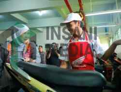 Gubernur Khofifah Tinjau Layanan Servis Sepeda Motor Gratis HUT ke-81 Jatim di SMK Islam Krembung Sidoarjo