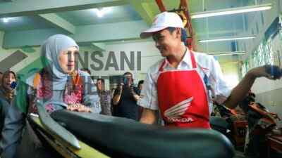 Gubernur Khofifah Tinjau Layanan Servis Sepeda Motor Gratis HUT ke-81 Jatim di SMK Islam Krembung Sidoarjo